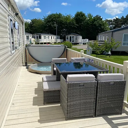 Tattershall Lakes Kingfisher Caravan 8 Berth With Hot Tub & Wifi Exterior photo