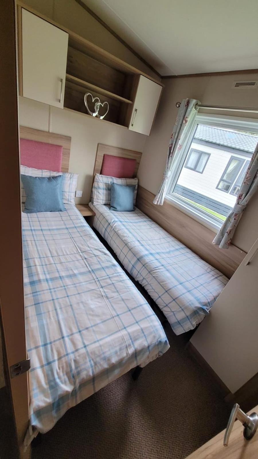 Lakes Kingfisher Caravan 8 Berth With Hot Tub & Wifi Apartment