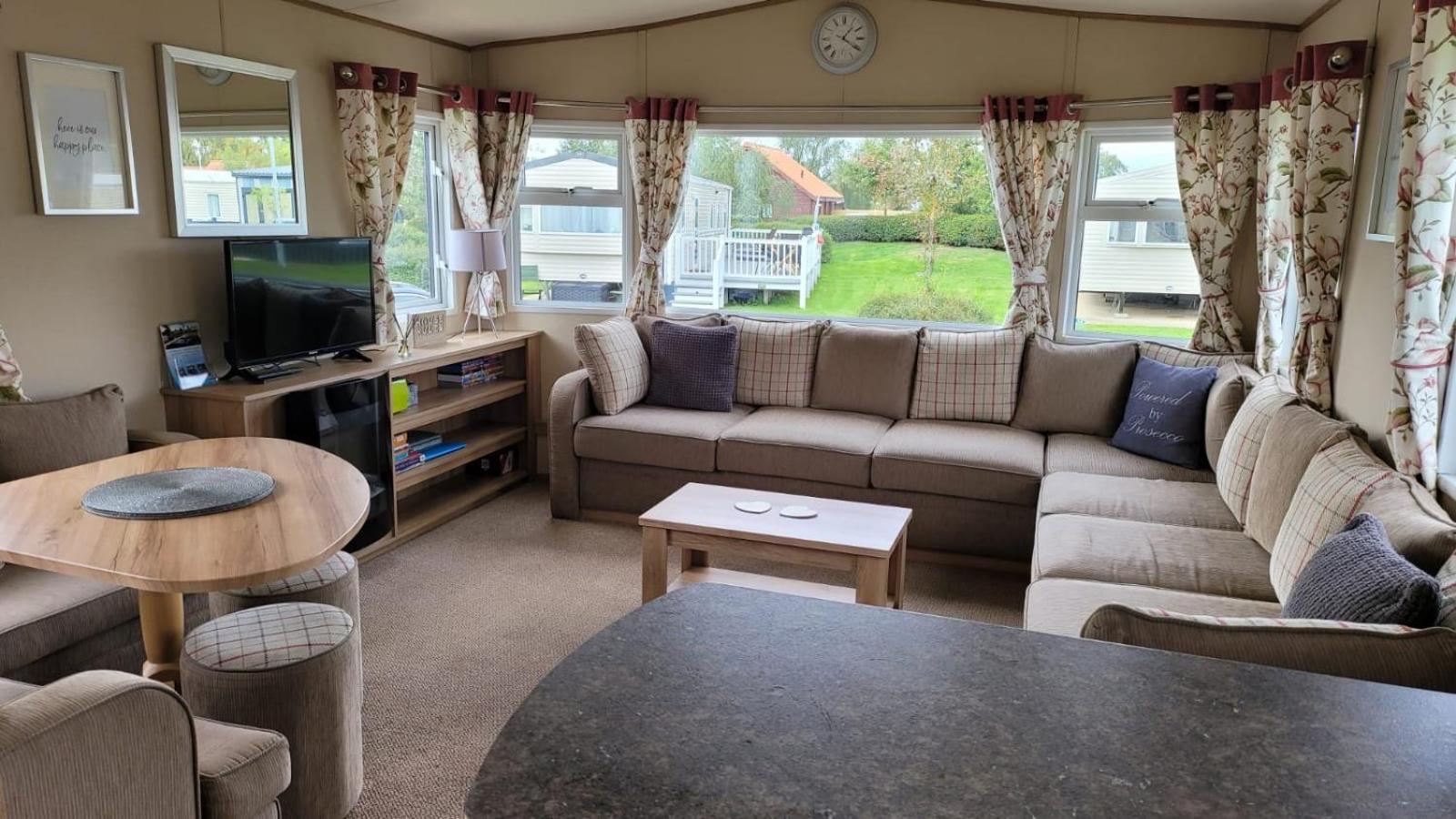 Lakes Kingfisher Caravan 8 Berth With Hot Tub & Wifi