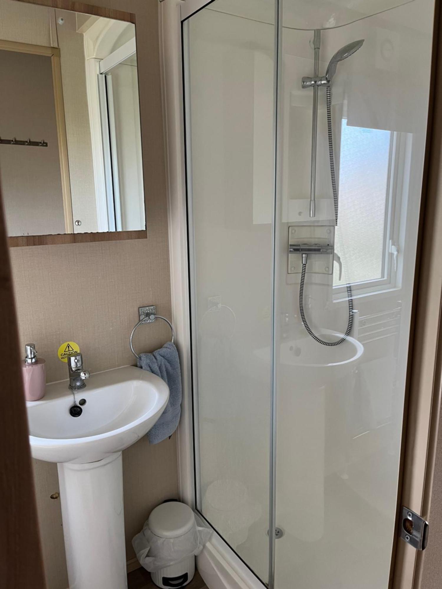 Lakes Kingfisher Caravan 8 Berth With Hot Tub & Wifi * Tattershall
