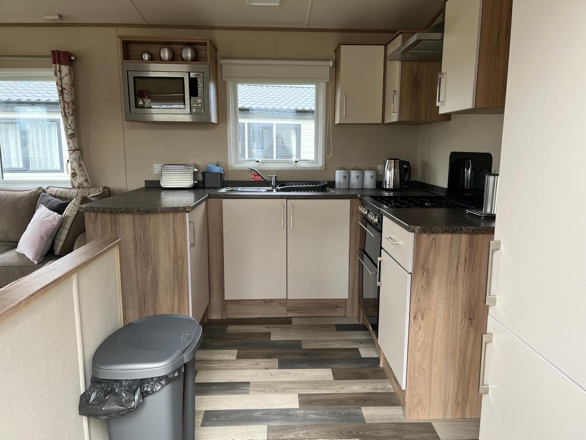 Lakes Kingfisher Caravan 8 Berth With Hot Tub & Wifi Apartment *