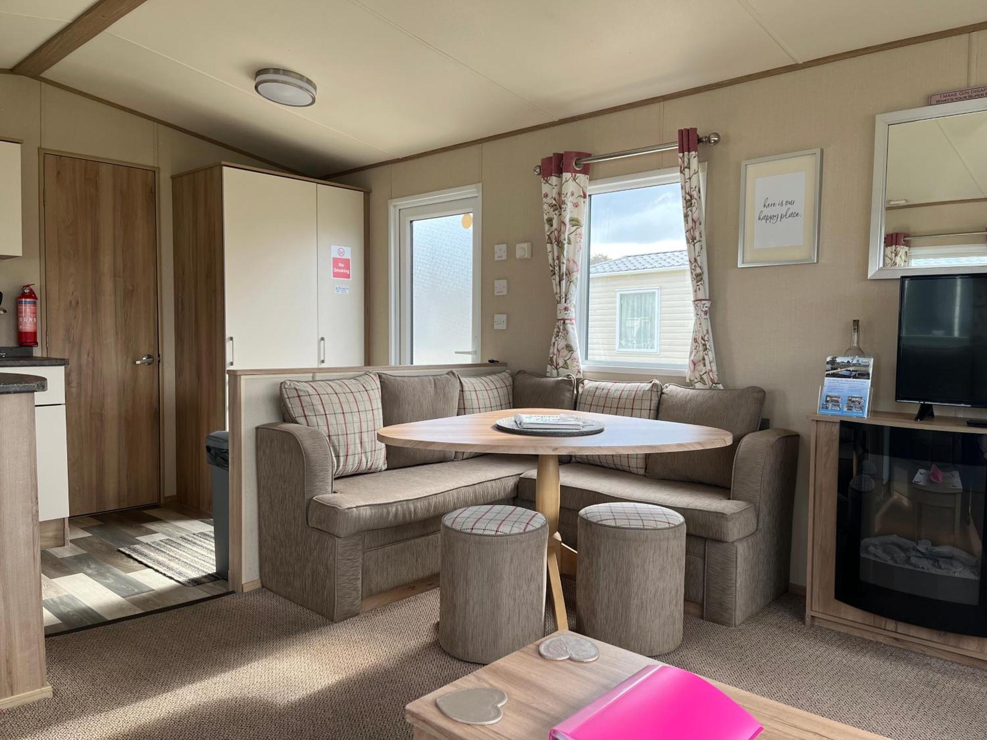 Lakes Kingfisher Caravan 8 Berth With Hot Tub & Wifi Apartment *