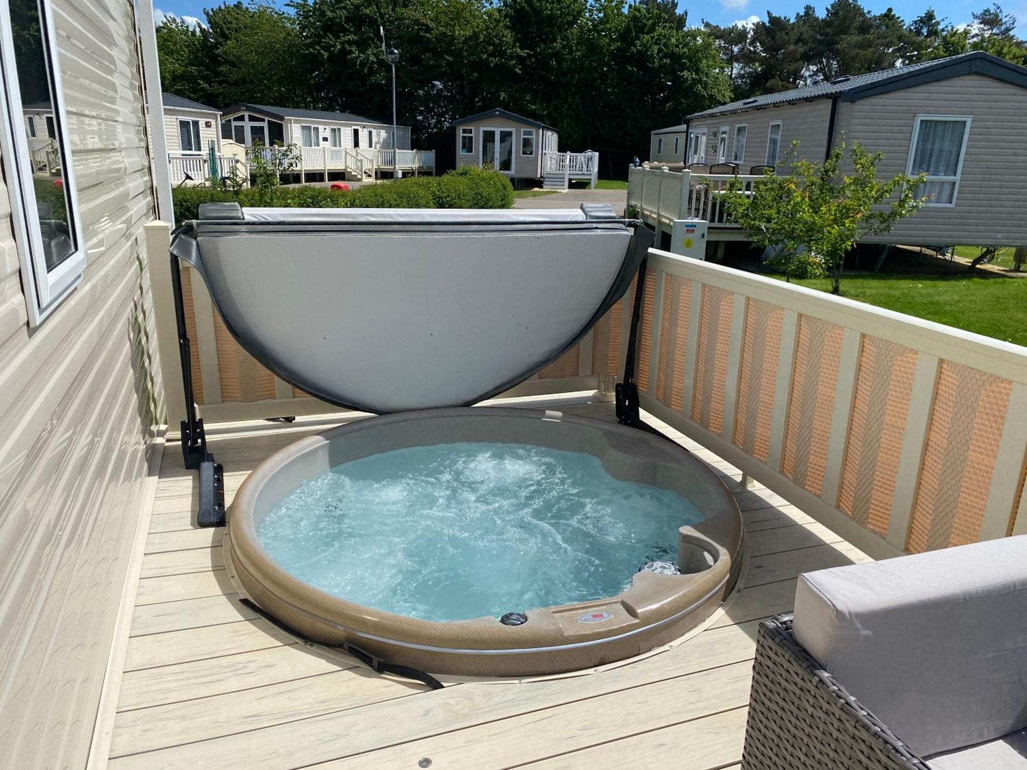 Lakes Kingfisher Caravan 8 Berth With Hot Tub & Wifi Apartment *